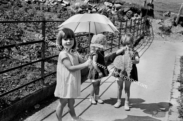 THE SUN SHADE  CHILDREN PLAYING WITH PARASOL